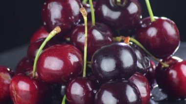 Siyah arka planda dönen kirazlar