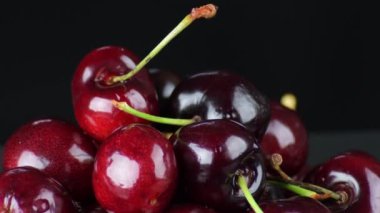Siyah arkaplanı olan kirazlar