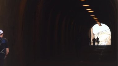 Tünelde yürüyen insanlar