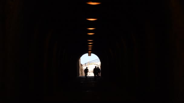 Mensen Fiets Lopend Rennend Een Tunnel — Stockvideo