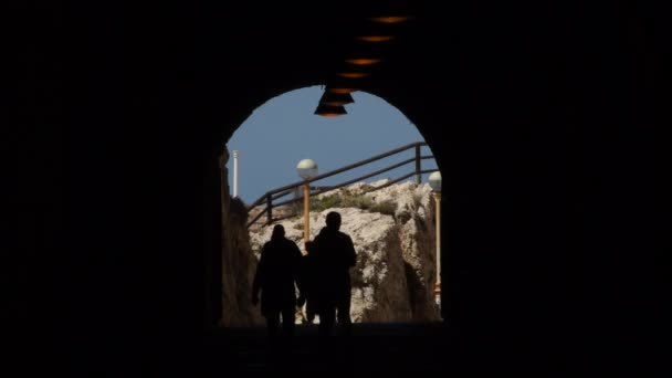 Mensen Die Een Oude Tunnel Lopen — Stockvideo