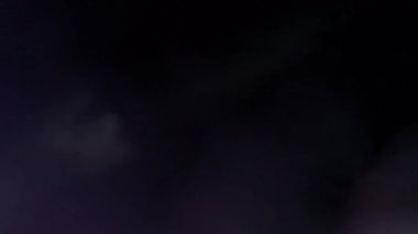 Duman bulutu flaş ışıklarıyla hareket ediyor Bir konser gösterisinde çarpıyor