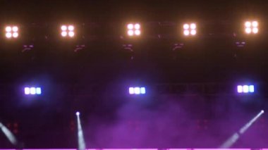 Sahne ışıkları rock konserinde çarpıyor.