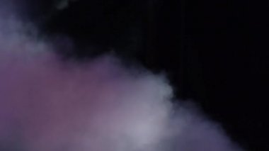 Duman sisi, flaş ışıklarıyla geçiyor sahne arkasına vuruyor.