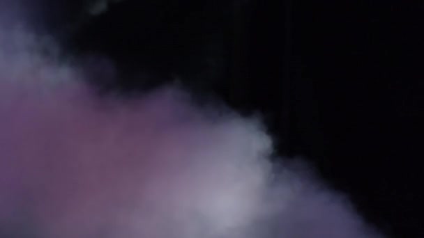 Nevoeiro Fumo Passando Com Luzes Estroboscópicas Palco Batendo Fundo Preto — Vídeo de Stock