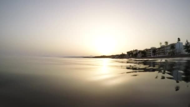 日没時にゆっくりとビーチで波 — ストック動画