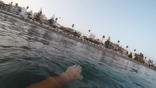 Zwemmen Een Rustig Strand Bij Zonsondergang Slow First Person View — Stockvideo