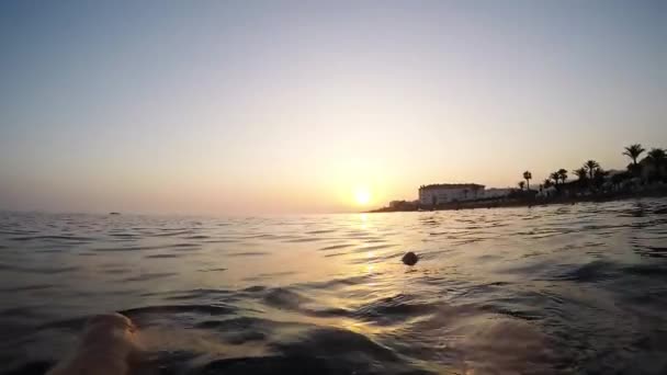 Flotando Una Playa Tranquila Atardecer Lento Vista Primera Persona — Vídeo de stock