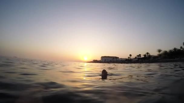 Hombre Flotando Una Playa Tranquila Atardecer Lento Vista Primera Persona — Vídeo de stock