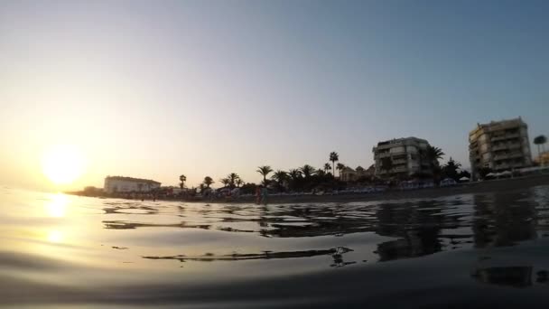 Fale Plaży Budynki Wybrzeżu Zachodzie Słońca Widok Pierwszą Osobę — Wideo stockowe