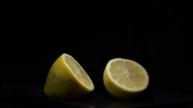 Siyah arkaplanlı limon kesimi döndürme