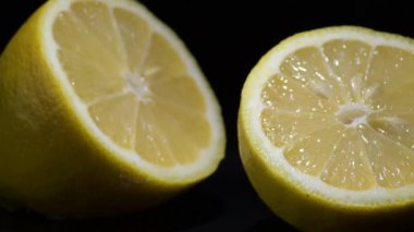 Siyah arkaplanlı limon dilimi