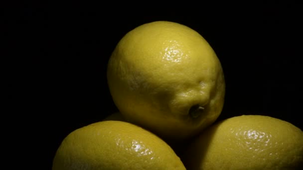Zitronen Frucht Kreiseln Auf Schwarzem Hintergrund — Stockvideo