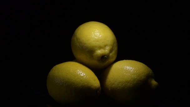 Färska Citroner Frukt Yrating Svart Bakgrund Med Intimt Ljus — Stockvideo