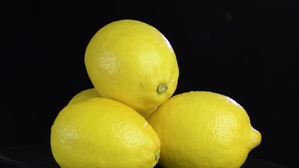 Limones Girando Sobre Fondo Negro — Vídeo de stock