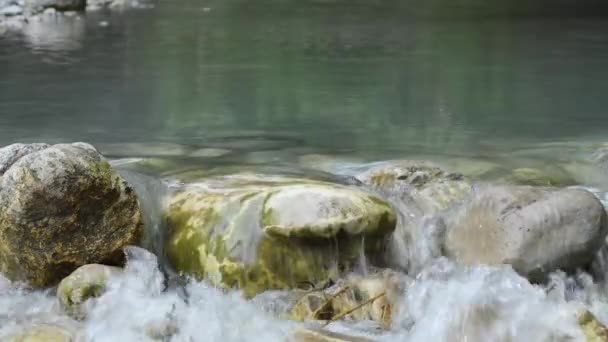 在河中石子和卵石之间流过的水山 — 图库视频影像