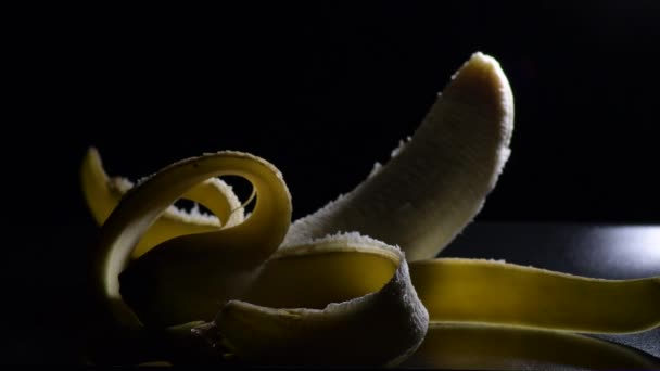黑色背景下的香蕉旋转 — 图库视频影像