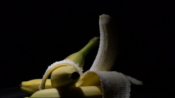 Bananer Gyrating Med Svart Bakgrund — Stockvideo