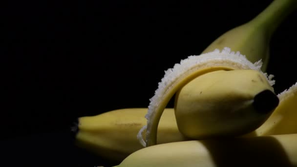 Bananes Fruits Pelés Gyrating Arrière Plan Noir — Video