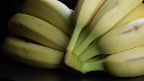 Klasar Bananer Gyrating Svart Bakgrund — Stockvideo