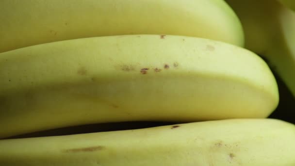 Detail Van Bananen Trossen Draaiend — Stockvideo