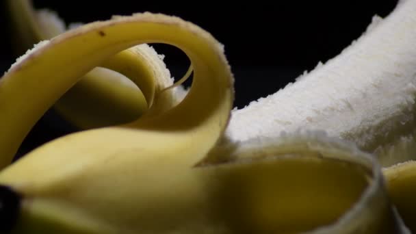 Banánové Ovoce Loupaná Rotační Černém Pozadí — Stock video