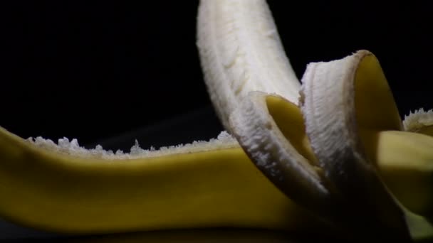 Banana Descascou Girando Fundo Preto — Vídeo de Stock