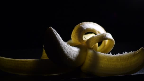 Banane Pelée Gyrating Avec Lumière Intime — Video