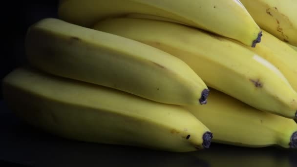 Свежие Бананы Крутятся Черном Фоне — стоковое видео