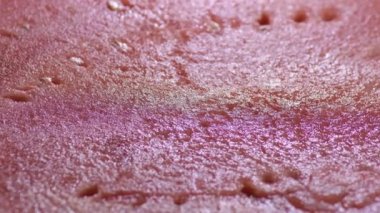 Siyah arkaplanda dönen karpuz kırmızısı posası