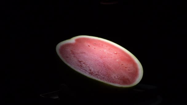 Wassermelone Halb Geschnitten Kreiselnd Auf Schwarzem Hintergrund — Stockvideo