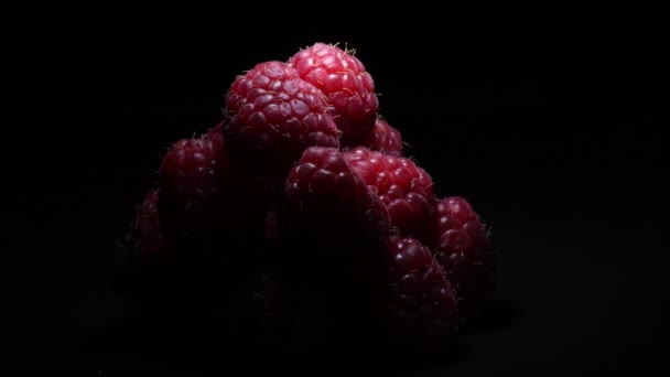 Montaña Frambuesas Fruta Girando Con Fondo Negro Luz Íntima — Vídeos de Stock