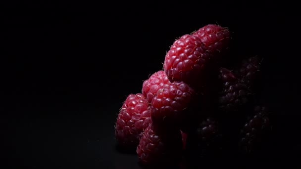 Framboises Rouges Fruits Dans Gyrating Montagne Avec Fond Noir — Video