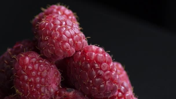 Red Raspberries Fruit Gyrating Close — ストック動画