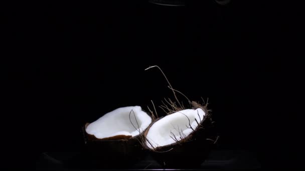 Coconut Frukt Bruten Gyrating Med Svart Bakgrund — Stockvideo