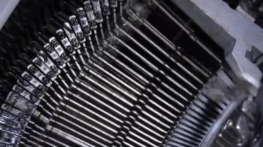 Eski bir qwerty daktilosunu sesle yazarken anahtarlar kağıda basar