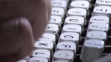 Beyaz tuşlu eski bir qwerty daktilosu yazılıyor