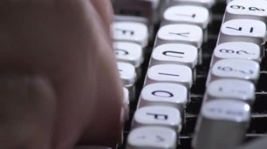 Bir qwerty daktilo yazmak