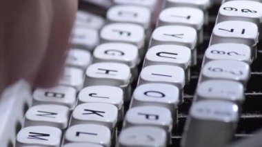 Eski bir daktiloyu yazıyorum.