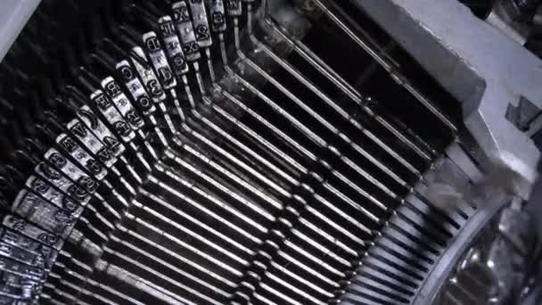Klucze Uderzające Papier Podczas Pisania Starej Maszyny Pisania Qwerty Dźwiękiem — Wideo stockowe