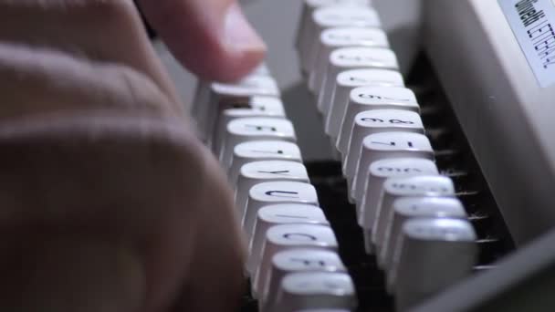 Dactylographie Dans Une Vieille Machine Écrire Qwerty — Video