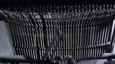 Eski bir qwerty daktilosunu yazarken tuşlara basar