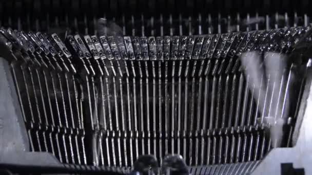 Lettres Frappant Papier Tapant Dans Une Vieille Machine Écrire Qwerty — Video