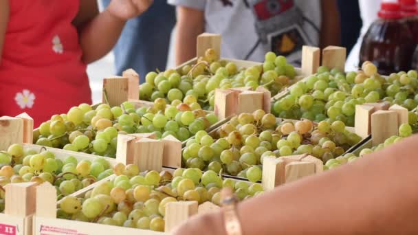 Raisins Muscat Dans Des Boîtes Bois Traditionnelles Dans Marché Extérieur — Video