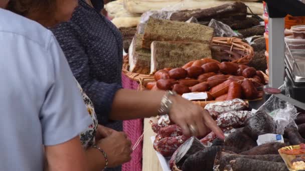 Mensen Die Spaanse Worsten Eten Nemen Een Proeverij — Stockvideo