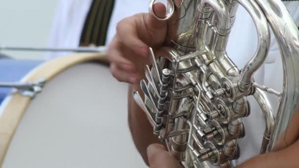 Musiker Spielt Waldhorn Einer Musikkapelle Auf Der Straße — Stockvideo