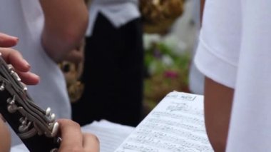 Müzisyen parmakları sokakta bir müzik grubunda klarnet çalıyor.