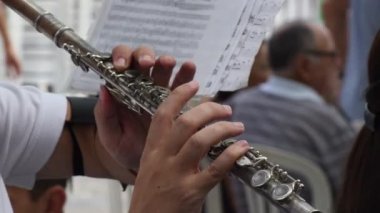 Müzisyen parmakları sokakta bir müzik grubunda enine flüt çalıyor.