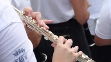 Müzisyen sokakta bir müzik grubunda enine flüt çalıyor.
