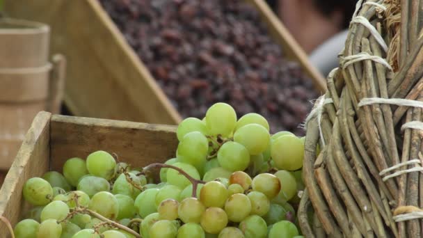 Muscatel Druiven Traditionele Houten Doos Een Markt — Stockvideo